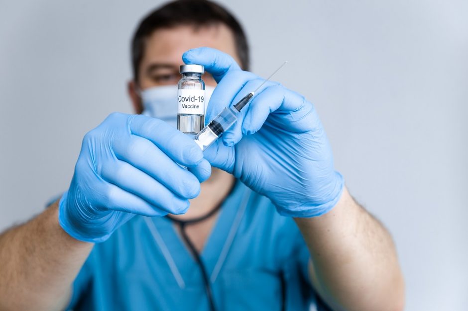 Trys Latvijos vaistų gamintojai norėtų statyti šalyje COVID-19 vakcinų gamyklą