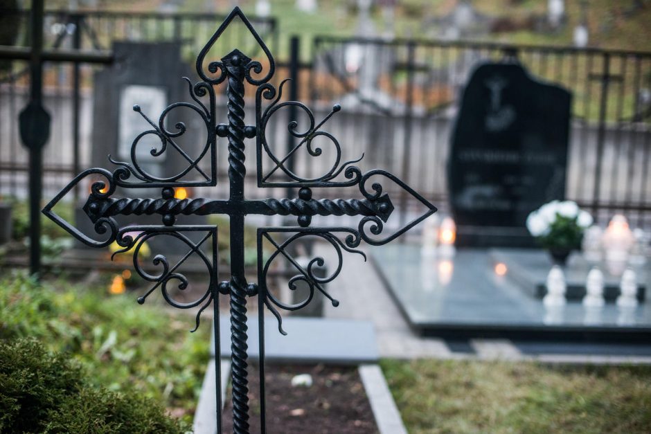Teismas: Kauno valdžia privilegijavo kapinių priežiūros įmonę