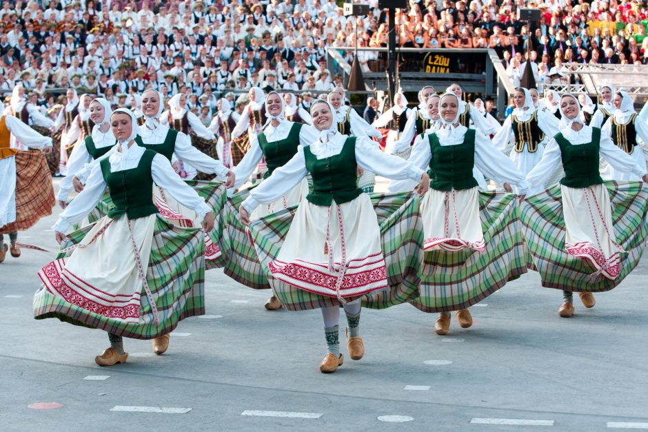 Švęsti Liepos 6-ąją – vilkint tautinį kostiumą