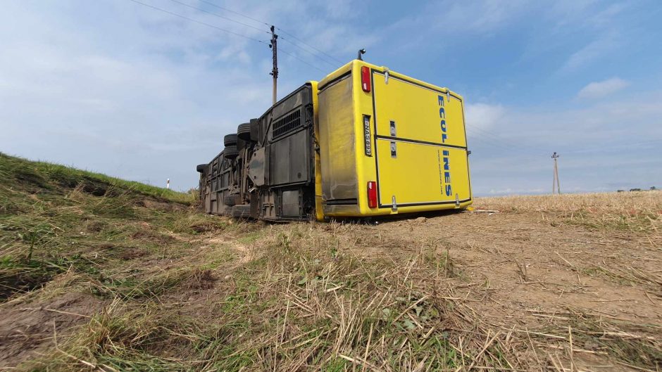 Nelaimė Šakių rajone: apvirtus keleiviniam autobusui nukentėjo 26 žmonės, dviejų būklė – sunki