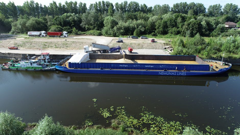 Naujas logistikos kelias: grūdai Nemunu pasiekė Klaipėdą