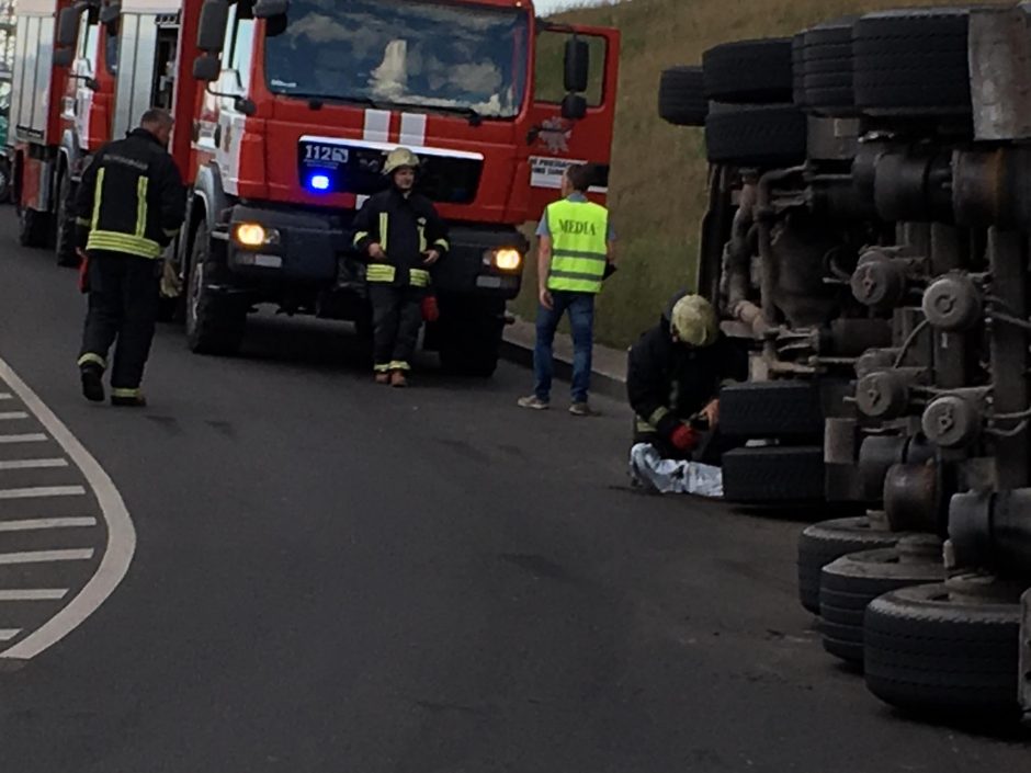 Netoli Amalių tunelio apvirto vilkikas: sužalotas vairuotojas