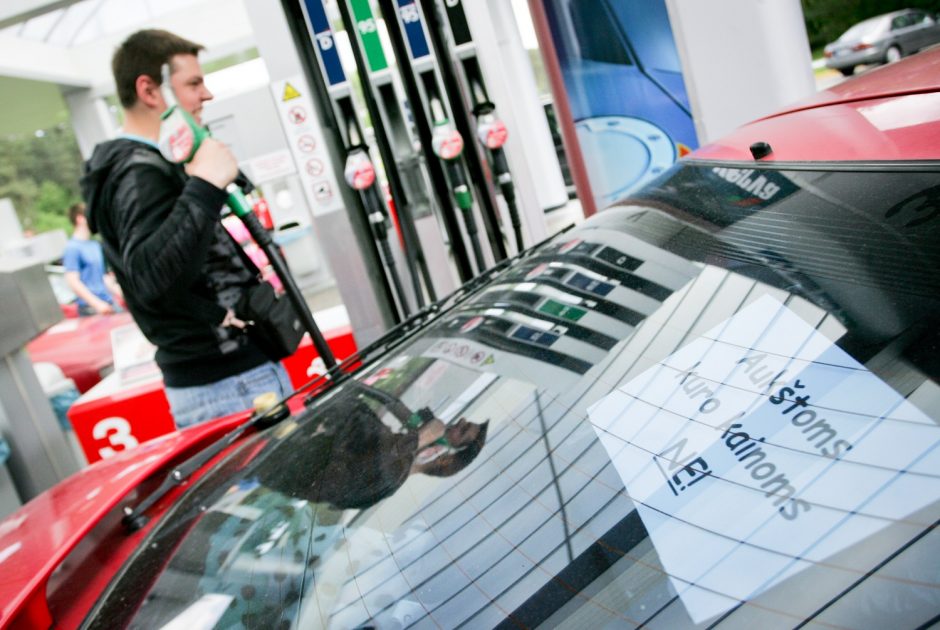 Yda degalų rinkoje: vairuotojai kartais įsipila pigesnio benzino, bet pigiau už jį nemoka