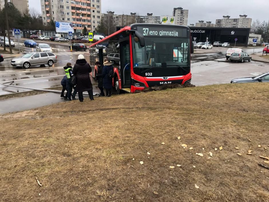 Šilainiuose miesto autobusas nuvertė stulpą: paaiškėjo, kad sušlubavo vairuotojo sveikata
