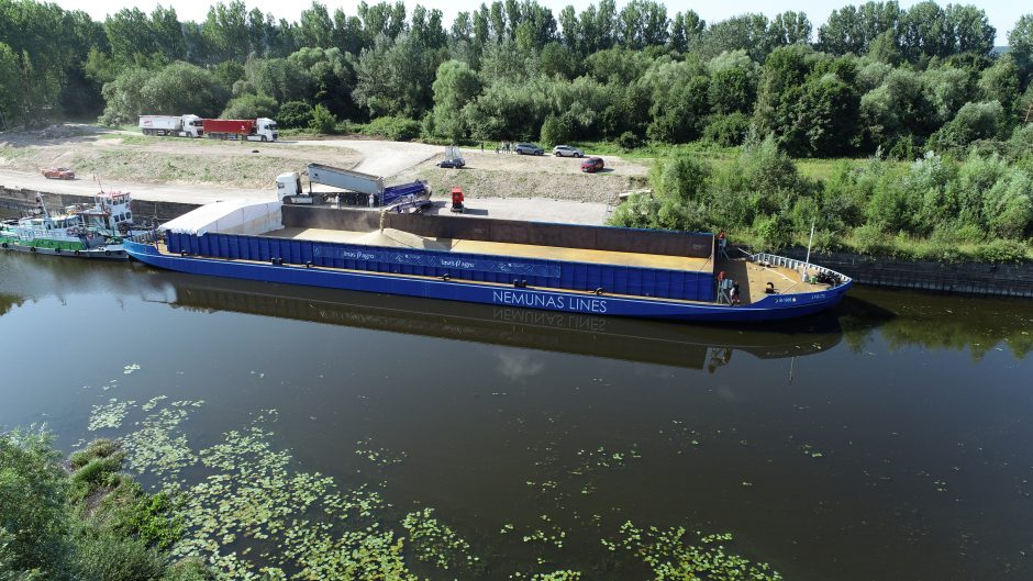 Naujas logistikos kelias: grūdai Nemunu pasiekė Klaipėdą