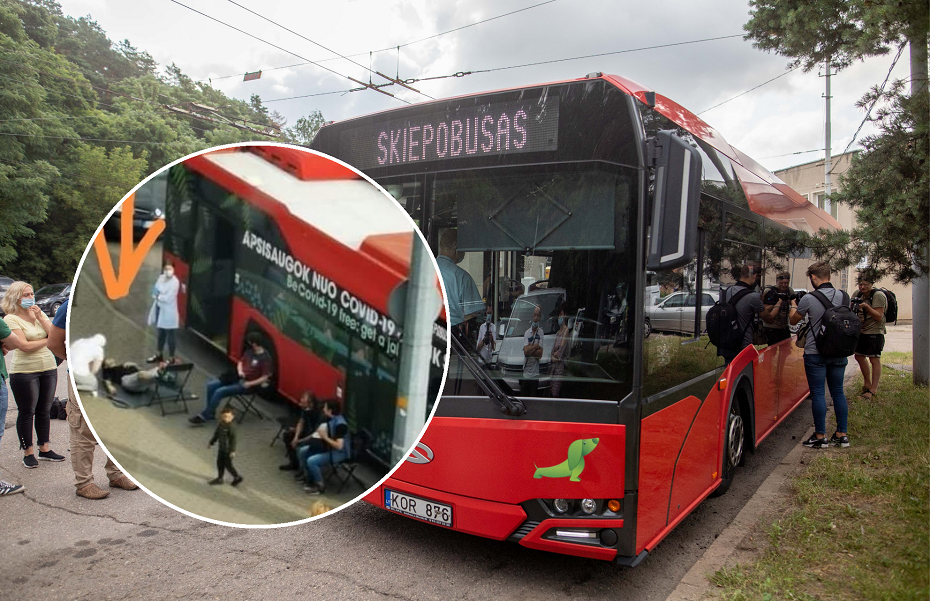 Prie skiepų autobuso nualpusio žmogaus nuotrauka sukėlė audrą: pasipylė sąmokslo teorijos