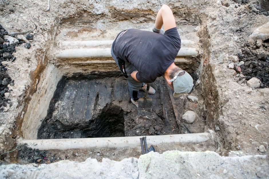 Vilniaus gatvės rekonstrukcija pažėrė pirmuosius lobius: rastos XVII a. monetos