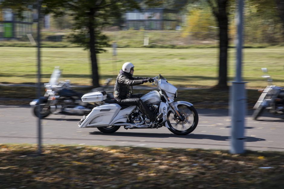 Plyta – prieš „Harley Davidson“, žvyro sauja – į variklį