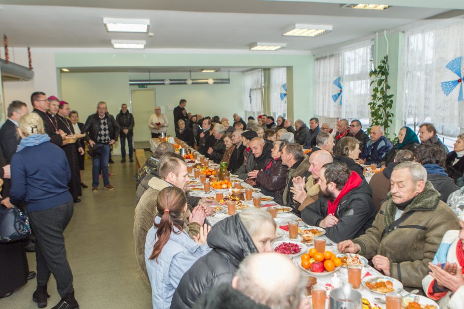 Kūčių pusryčiuose skurstantiesiems – linkėjimai laimės ir atlaidumo