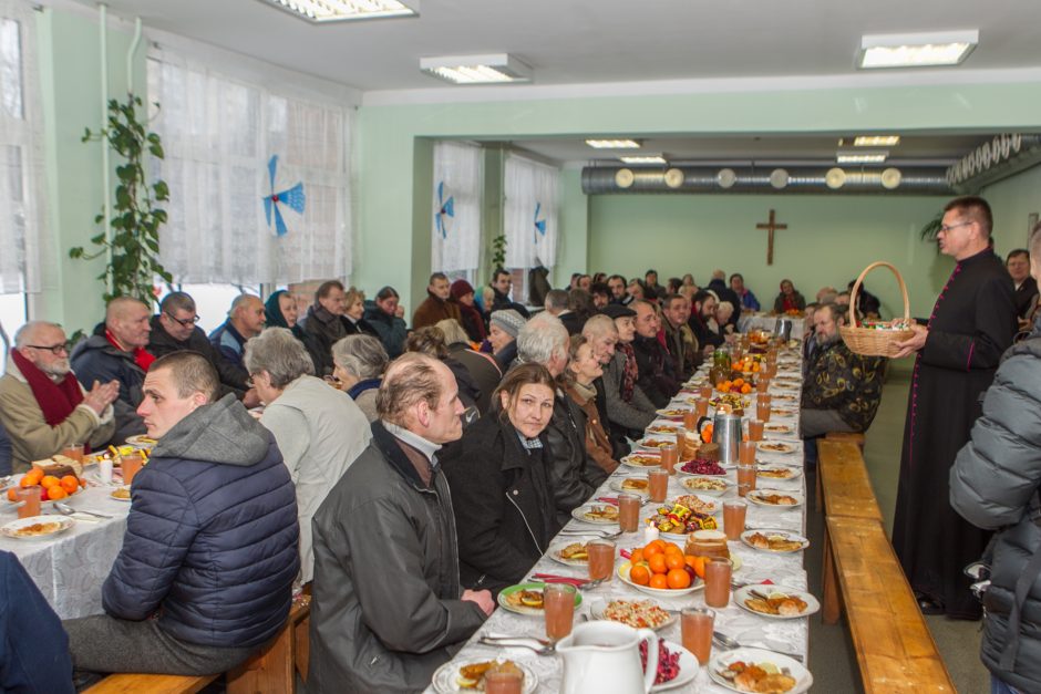 Kūčių pusryčiuose skurstantiesiems – linkėjimai laimės ir atlaidumo