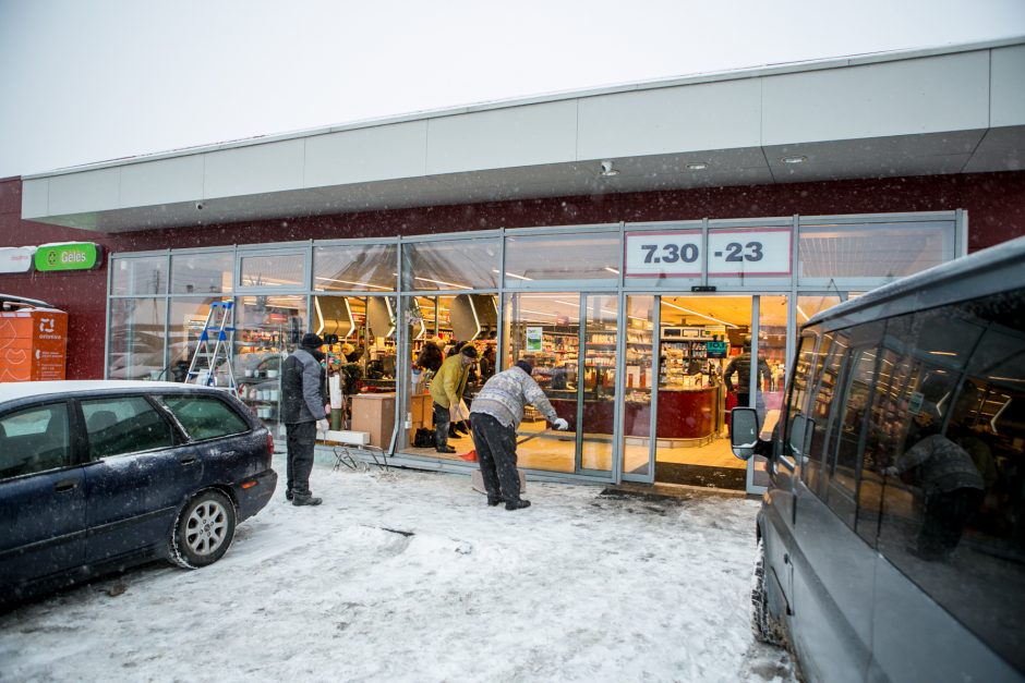 Sargėnuose į „Šilo“ parduotuvę įvažiavo automobiliu, išdaužė vitriną