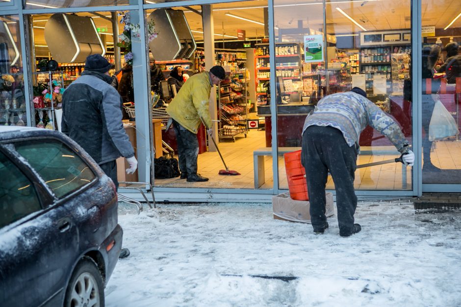 Sargėnuose į „Šilo“ parduotuvę įvažiavo automobiliu, išdaužė vitriną