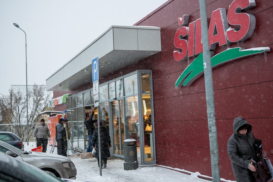 Sargėnuose į „Šilo“ parduotuvę įvažiavo automobiliu, išdaužė vitriną