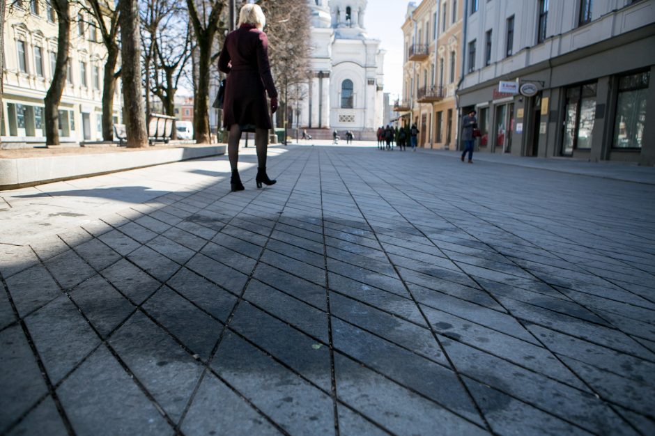 Neatsakingumo viršūnė: po mugės – prišnerkštas naujasis Laisvės alėjos grindinys