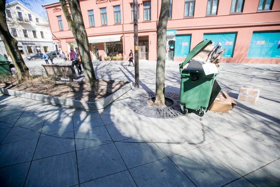 Neatsakingumo viršūnė: po mugės – prišnerkštas naujasis Laisvės alėjos grindinys