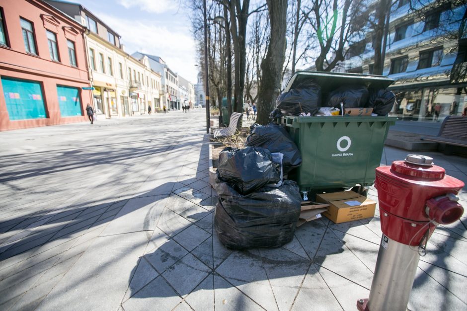 Neatsakingumo viršūnė: po mugės – prišnerkštas naujasis Laisvės alėjos grindinys