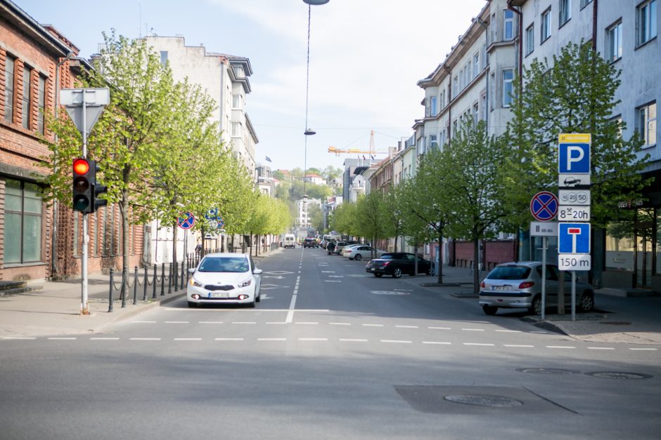 Maironio gatvė – nepravažiuojama: taisomas po žiemos išlindęs grindinio brokas