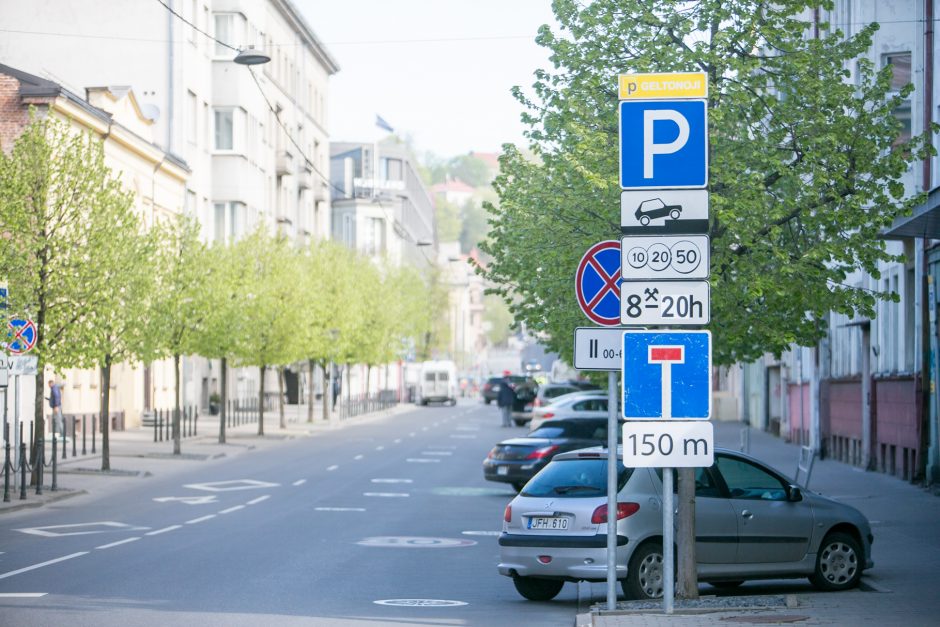 Maironio gatvė – nepravažiuojama: taisomas po žiemos išlindęs grindinio brokas