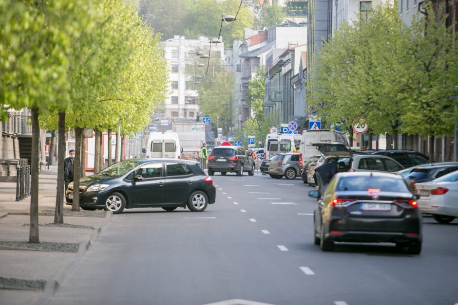 Maironio gatvė – nepravažiuojama: taisomas po žiemos išlindęs grindinio brokas