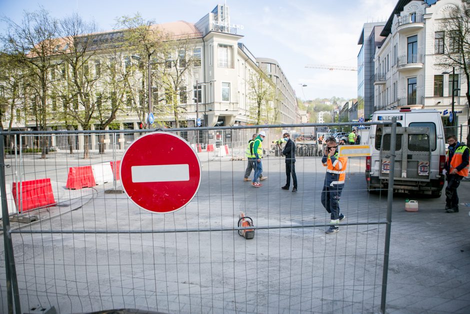 Maironio gatvė – nepravažiuojama: taisomas po žiemos išlindęs grindinio brokas