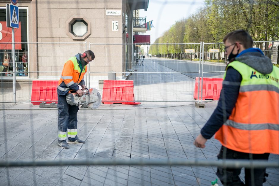 Maironio gatvė – nepravažiuojama: taisomas po žiemos išlindęs grindinio brokas