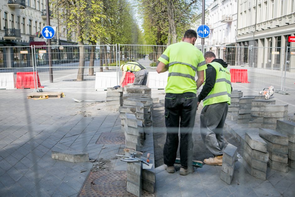 Maironio gatvė – nepravažiuojama: taisomas po žiemos išlindęs grindinio brokas