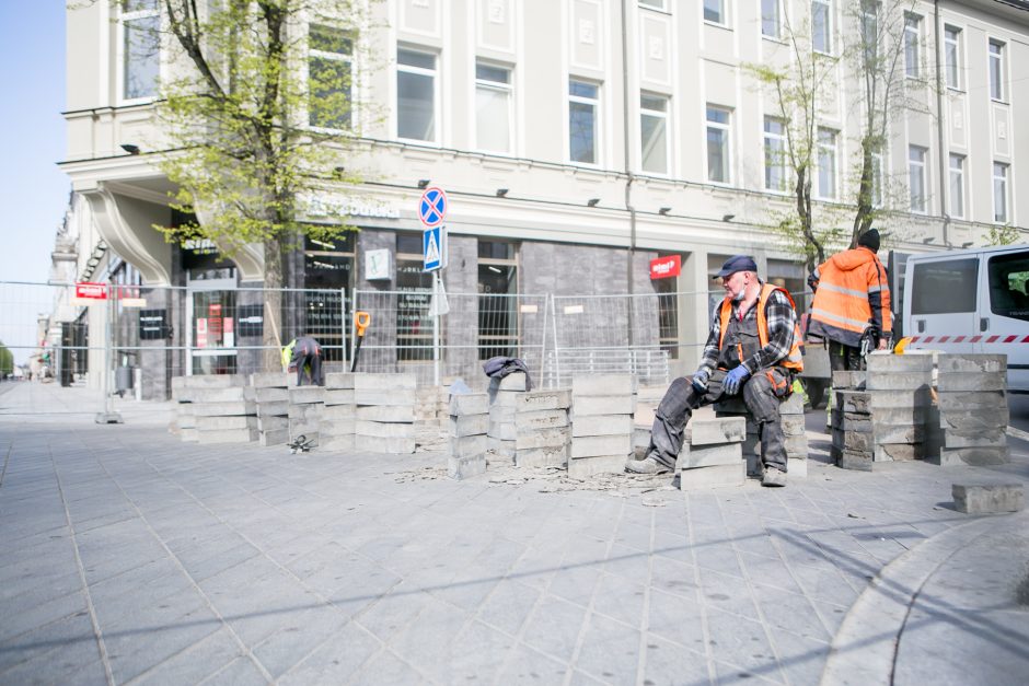 Maironio gatvė – nepravažiuojama: taisomas po žiemos išlindęs grindinio brokas