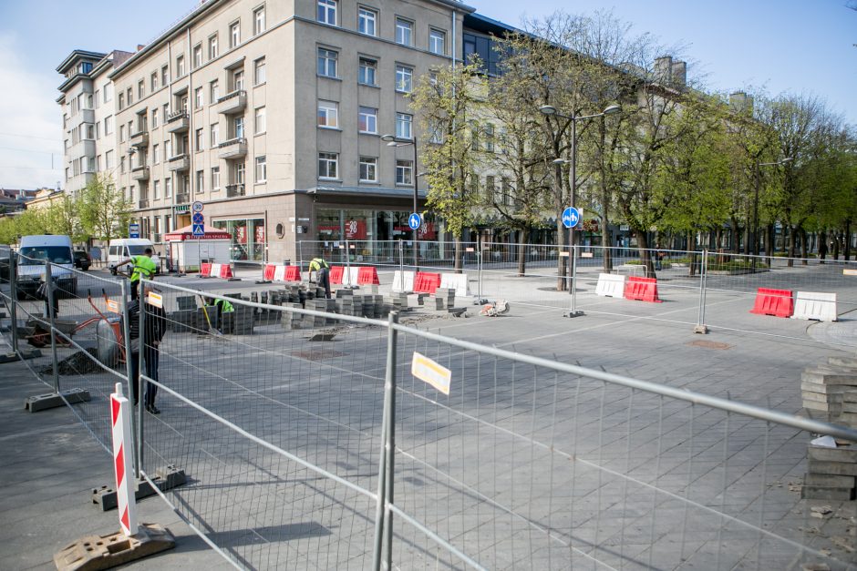 Maironio gatvė – nepravažiuojama: taisomas po žiemos išlindęs grindinio brokas