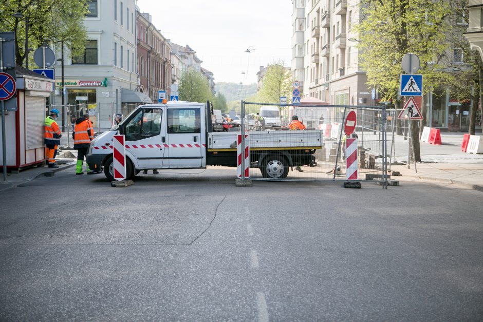 Maironio gatvė – nepravažiuojama: taisomas po žiemos išlindęs grindinio brokas