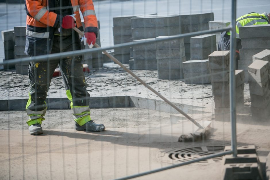 Maironio gatvė – nepravažiuojama: taisomas po žiemos išlindęs grindinio brokas