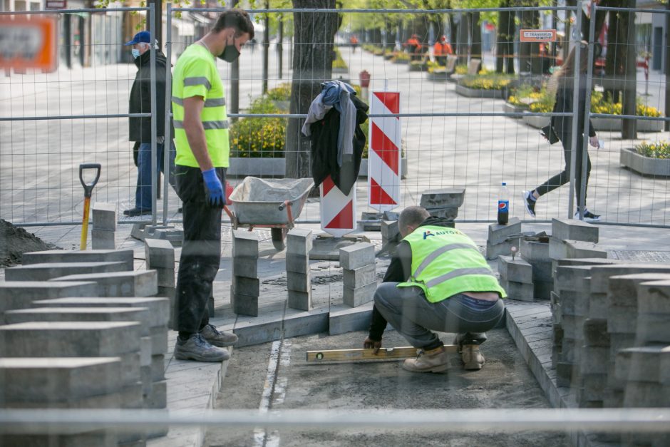 Maironio gatvė – nepravažiuojama: taisomas po žiemos išlindęs grindinio brokas