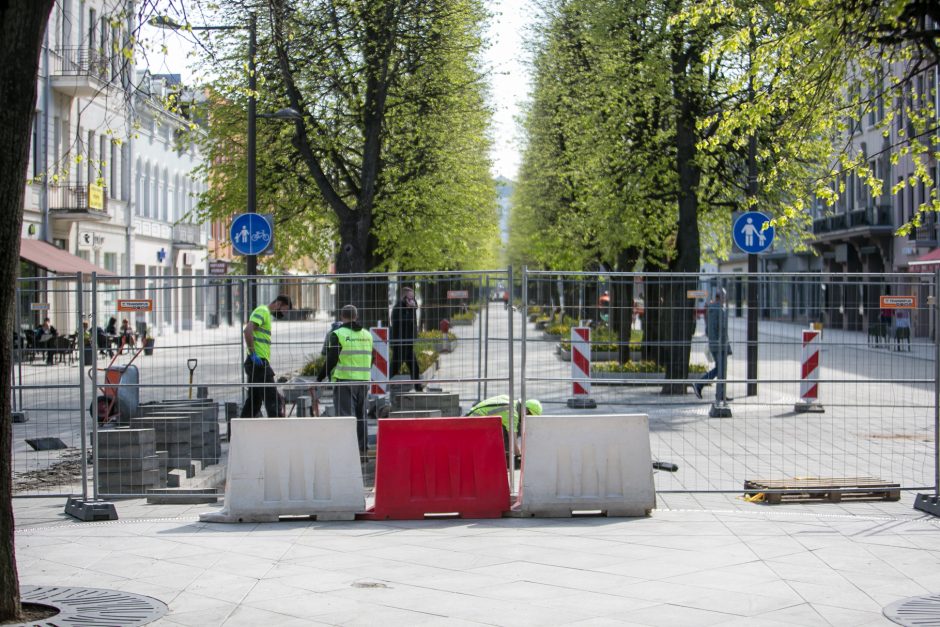 Maironio gatvė – nepravažiuojama: taisomas po žiemos išlindęs grindinio brokas