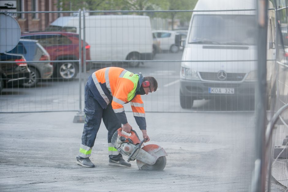 Maironio gatvė – nepravažiuojama: taisomas po žiemos išlindęs grindinio brokas