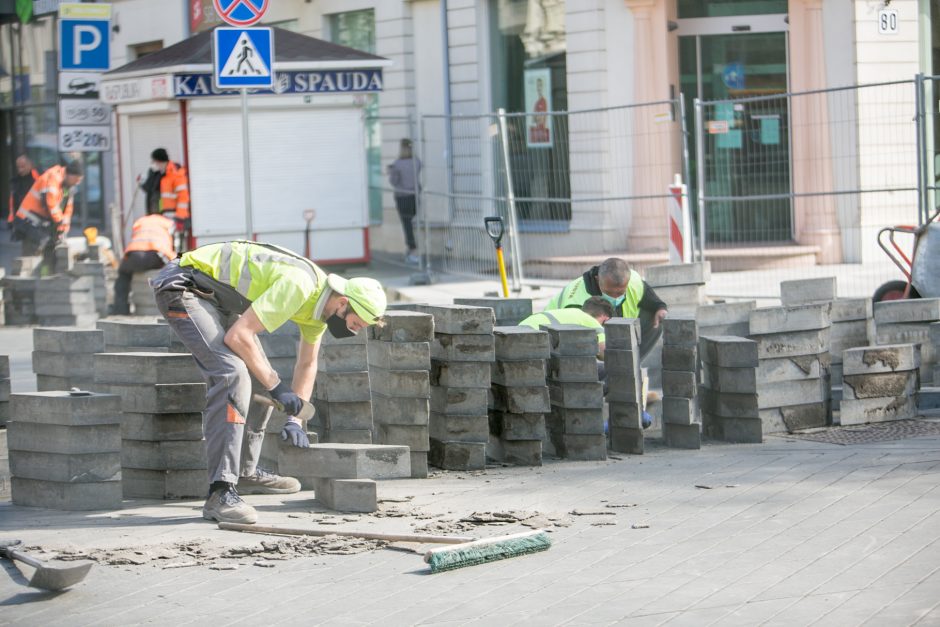 Maironio gatvė – nepravažiuojama: taisomas po žiemos išlindęs grindinio brokas