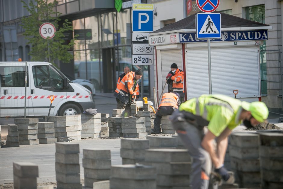 Maironio gatvė – nepravažiuojama: taisomas po žiemos išlindęs grindinio brokas