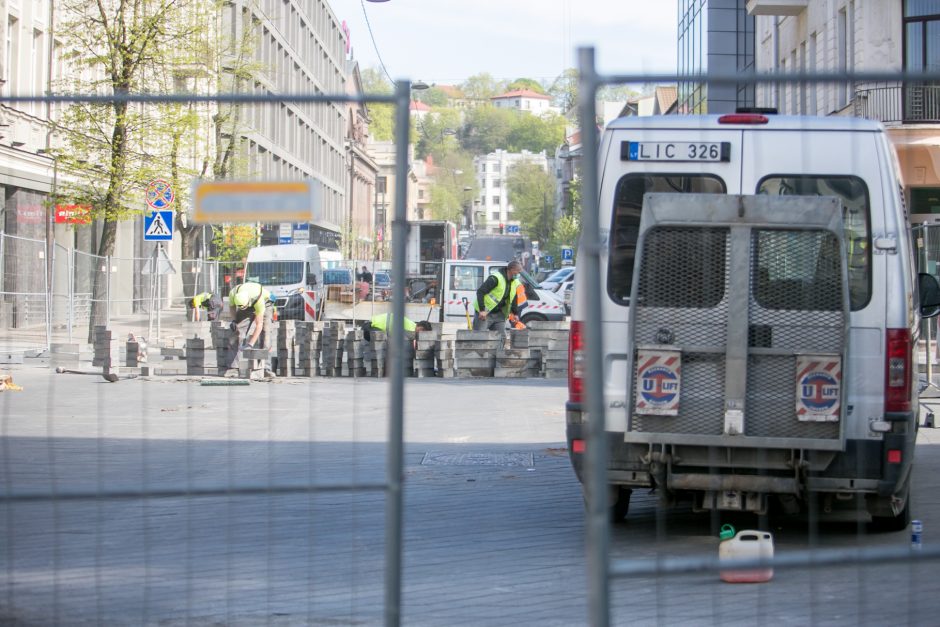 Maironio gatvė – nepravažiuojama: taisomas po žiemos išlindęs grindinio brokas