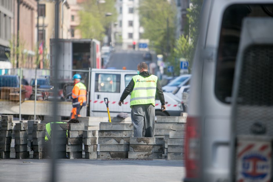 Maironio gatvė – nepravažiuojama: taisomas po žiemos išlindęs grindinio brokas