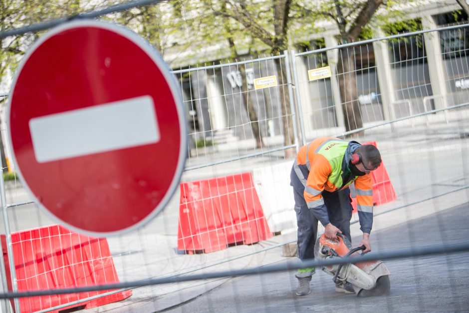 Maironio gatvė – nepravažiuojama: taisomas po žiemos išlindęs grindinio brokas