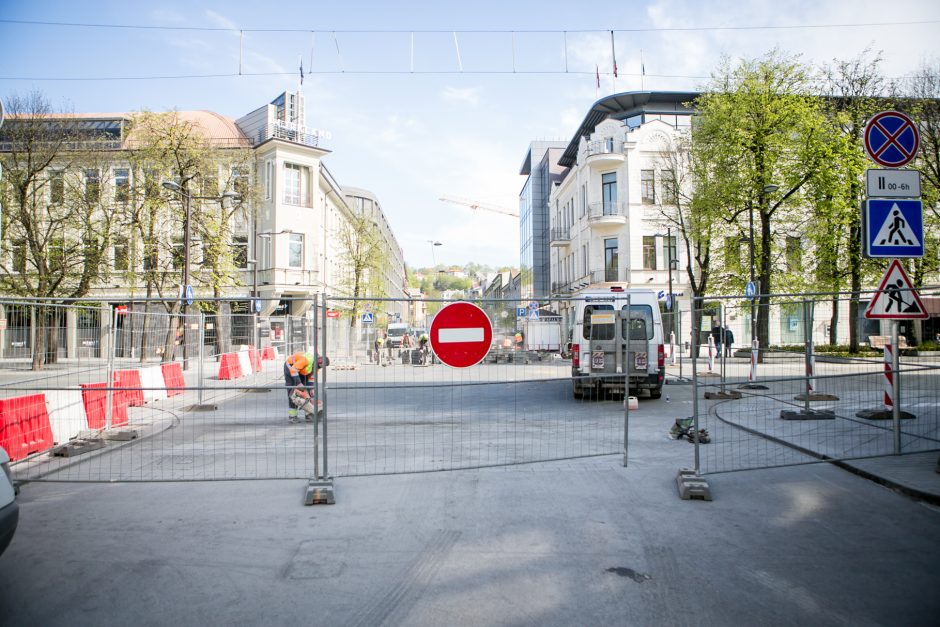 Maironio gatvė – nepravažiuojama: taisomas po žiemos išlindęs grindinio brokas