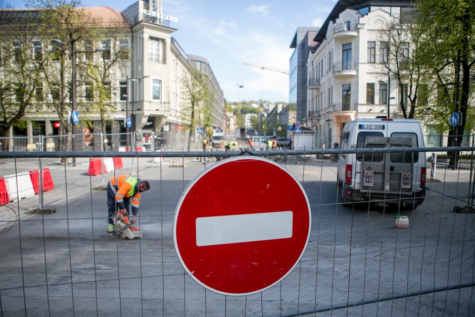 Maironio gatvė – nepravažiuojama: taisomas po žiemos išlindęs grindinio brokas