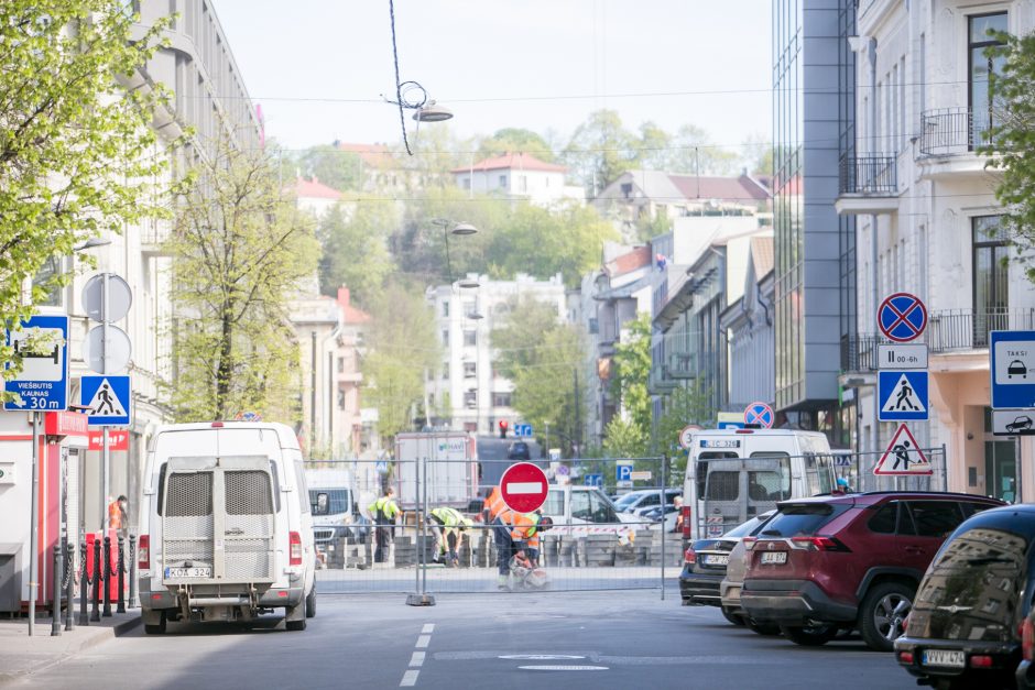 Maironio gatvė – nepravažiuojama: taisomas po žiemos išlindęs grindinio brokas