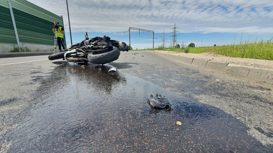 Ties Amalių tuneliu – stiprus BMW ir motociklo susidūrimas: yra sužalotų