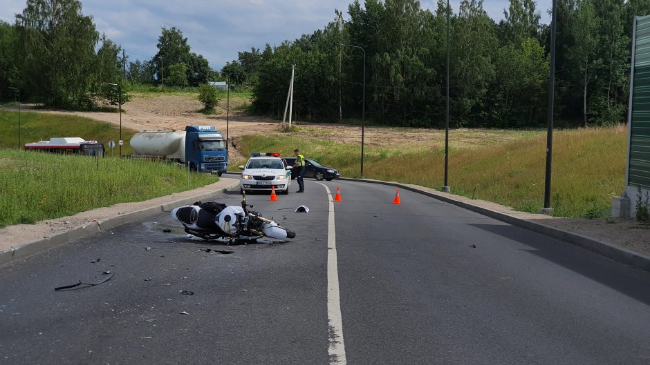 Ties Amalių tuneliu – stiprus BMW ir motociklo susidūrimas: yra sužalotų