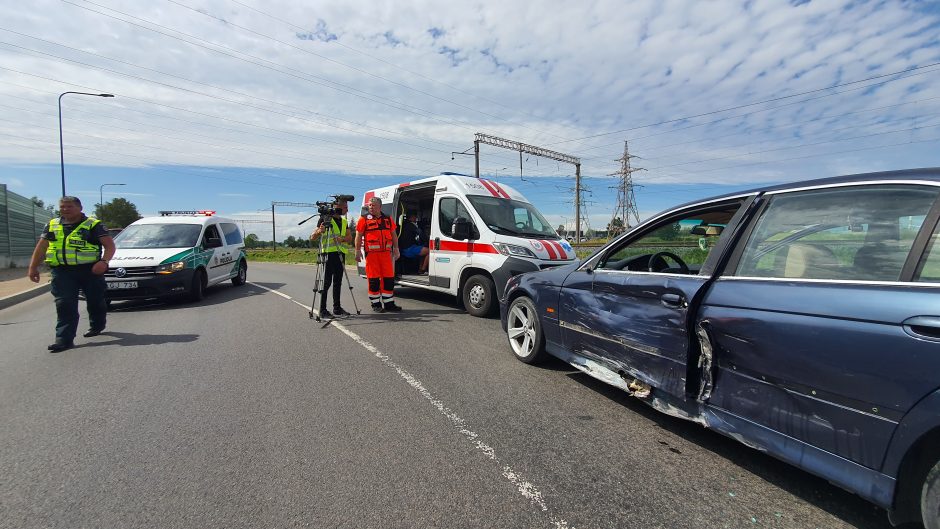 Ties Amalių tuneliu – stiprus BMW ir motociklo susidūrimas: yra sužalotų