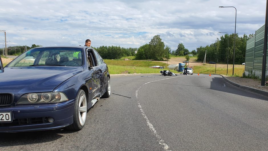 Ties Amalių tuneliu – stiprus BMW ir motociklo susidūrimas: yra sužalotų