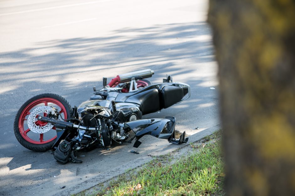 Tragedija Varėnos rajone: motociklas mirtinai partrenkė senjorę