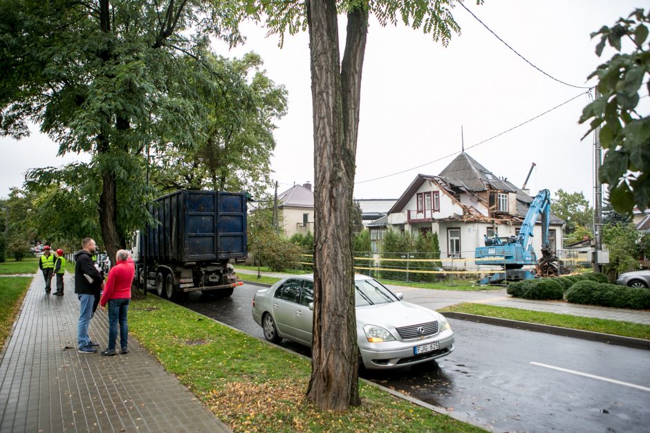 Žaliakalnyje nelegaliai griaunamas namas: sunkioji technika stogą nunešė akimirksniu