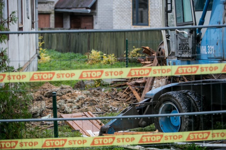 Žaliakalnyje nelegaliai griaunamas namas: sunkioji technika stogą nunešė akimirksniu