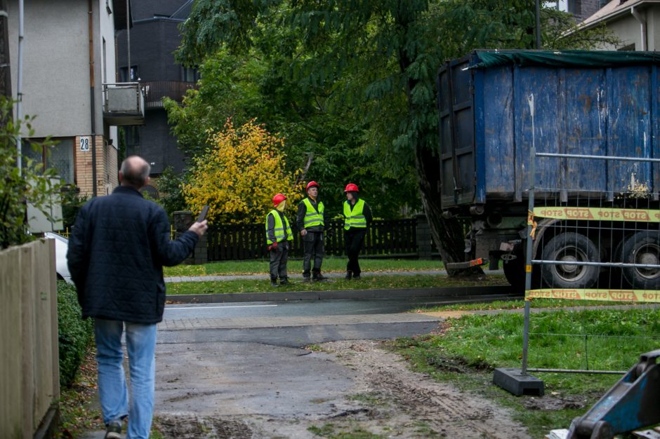 Žaliakalnyje nelegaliai griaunamas namas: sunkioji technika stogą nunešė akimirksniu