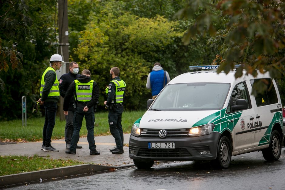 Žaliakalnyje nelegaliai griaunamas namas: sunkioji technika stogą nunešė akimirksniu